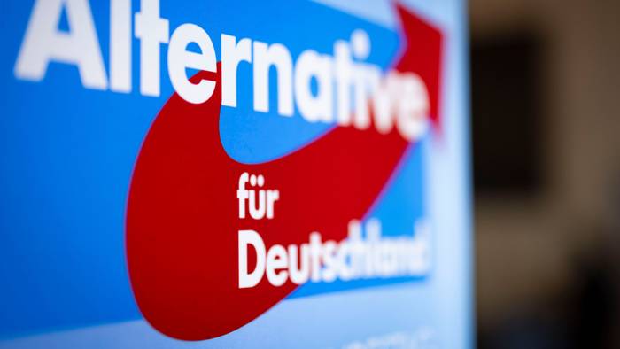 ARCHIV - 24.02.2024, Nordrhein-Westfalen, Marl: Aufsteller mit dem Schriftzug «Alternative für Deutschland» und dem Logo der AfD. (zu dpa: «Hallenprojekt der NRW-AfD vorerst gestoppt») Foto: Christoph Reichwein/dpa +++ dpa-Bildfunk +++