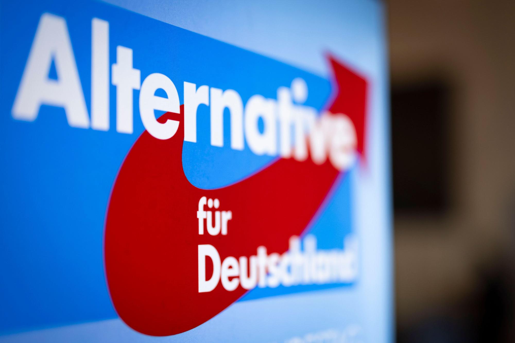 ARCHIV - 24.02.2024, Nordrhein-Westfalen, Marl: Aufsteller mit dem Schriftzug «Alternative für Deutschland» und dem Logo der AfD. (zu dpa: «Hallenprojekt der NRW-AfD vorerst gestoppt») Foto: Christoph Reichwein/dpa +++ dpa-Bildfunk +++