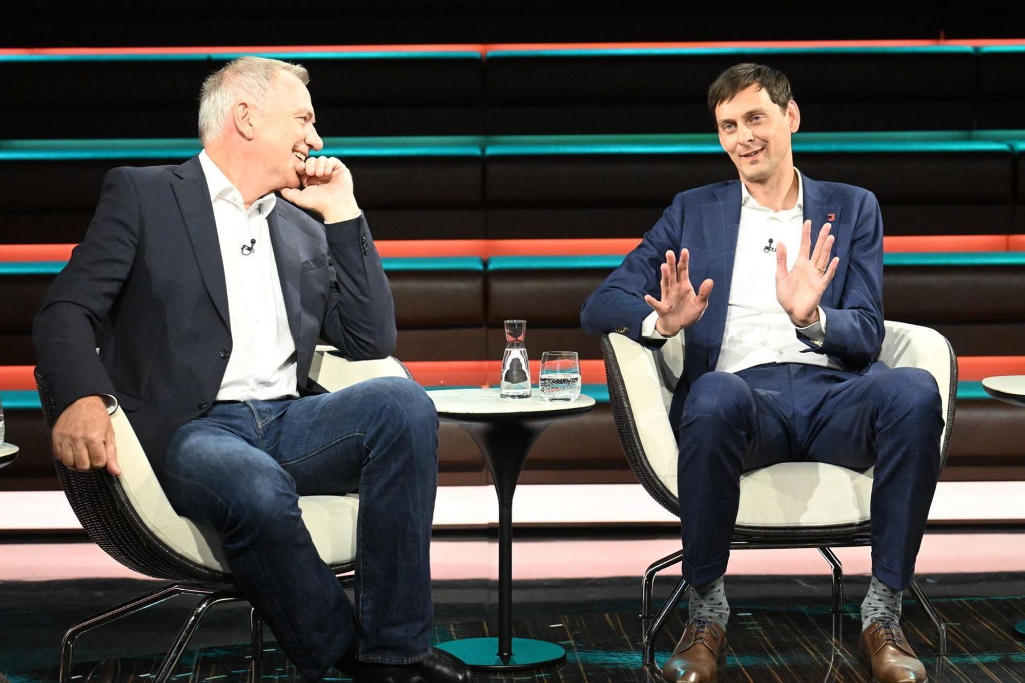 SPD-Politiker Martin Hikel (rechts) kritisierte die Enteignungsideen der Linken in Berlin scharf: „Ich halte das für großen Quatsch.“ (Bild: ZDF / Cornelia Lehmann)