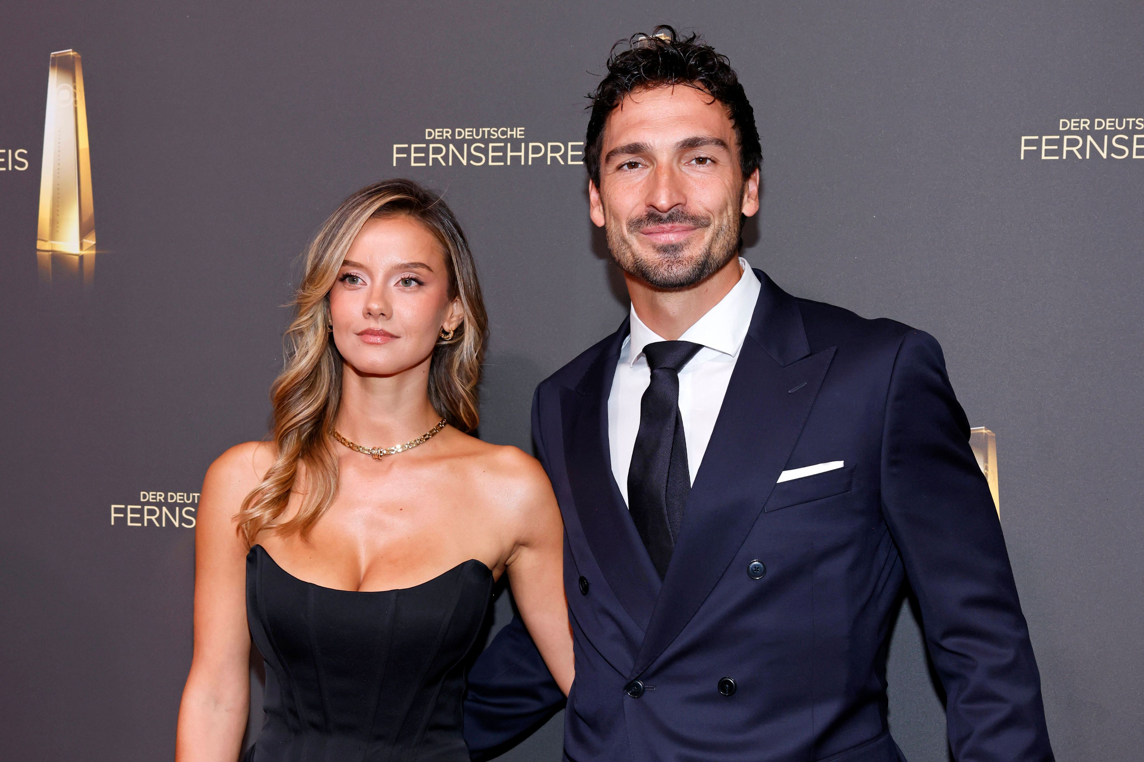 Mats Hummels mit seiner Freundin Model Nicola Cavanis beim Deutschen Fernsehpreis 2026.