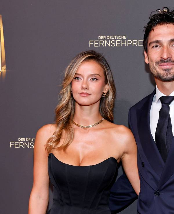 Mats Hummels mit seiner Freundin Model Nicola Cavanis beim Deutschen Fernsehpreis 2026.
