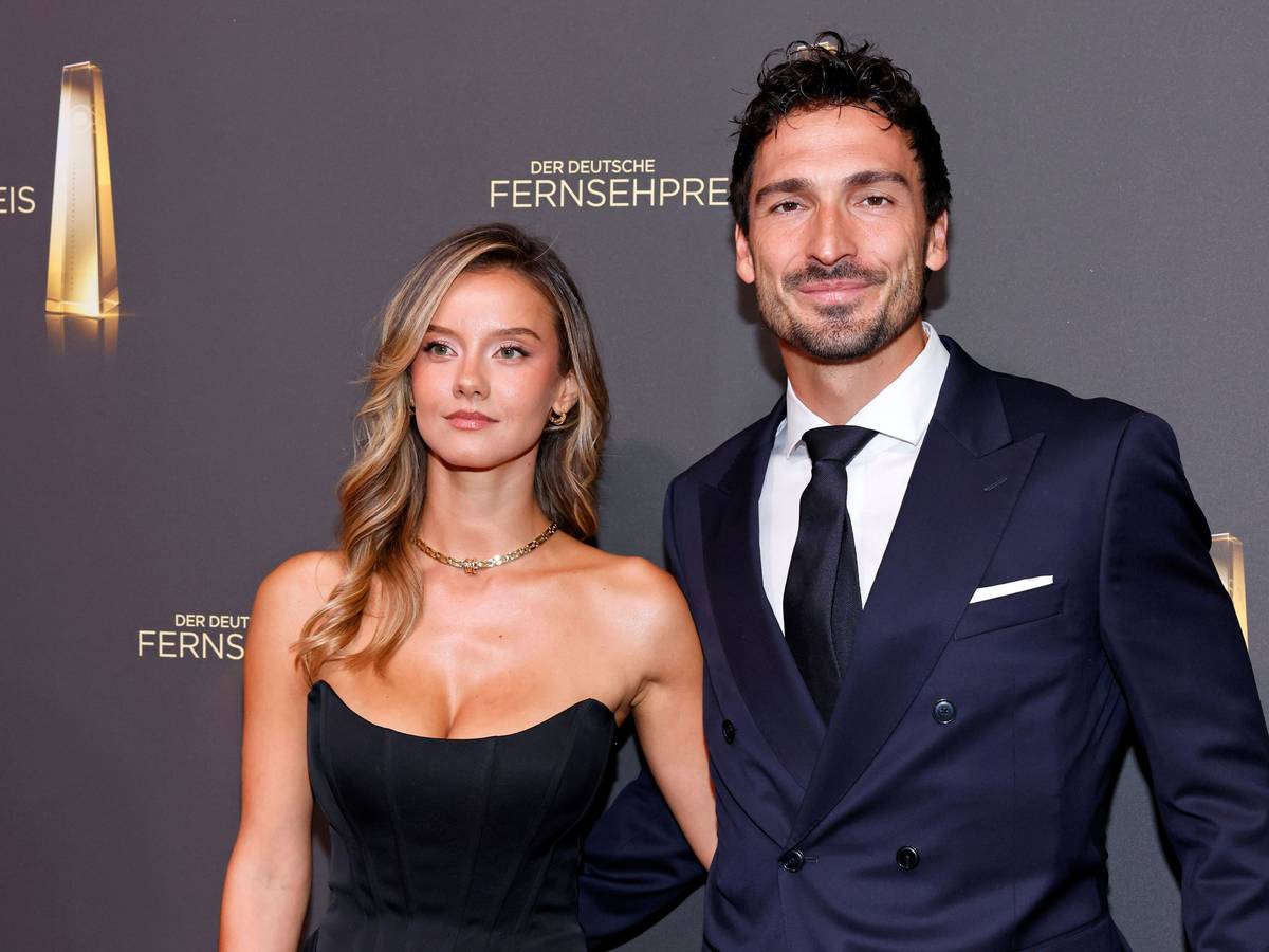 Mats Hummels mit seiner Freundin Model Nicola Cavanis beim Deutschen Fernsehpreis 2026.