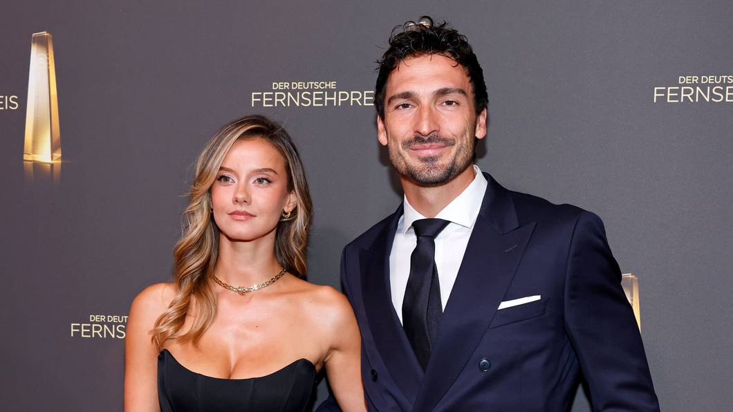 Mats Hummels mit seiner Freundin Model Nicola Cavanis beim Deutschen Fernsehpreis 2026.
