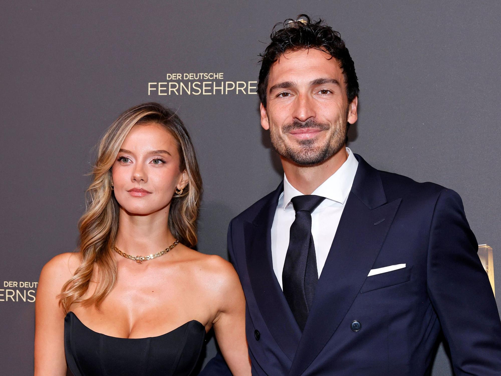 Mats Hummels mit seiner Freundin Model Nicola Cavanis beim Deutschen Fernsehpreis 2026.