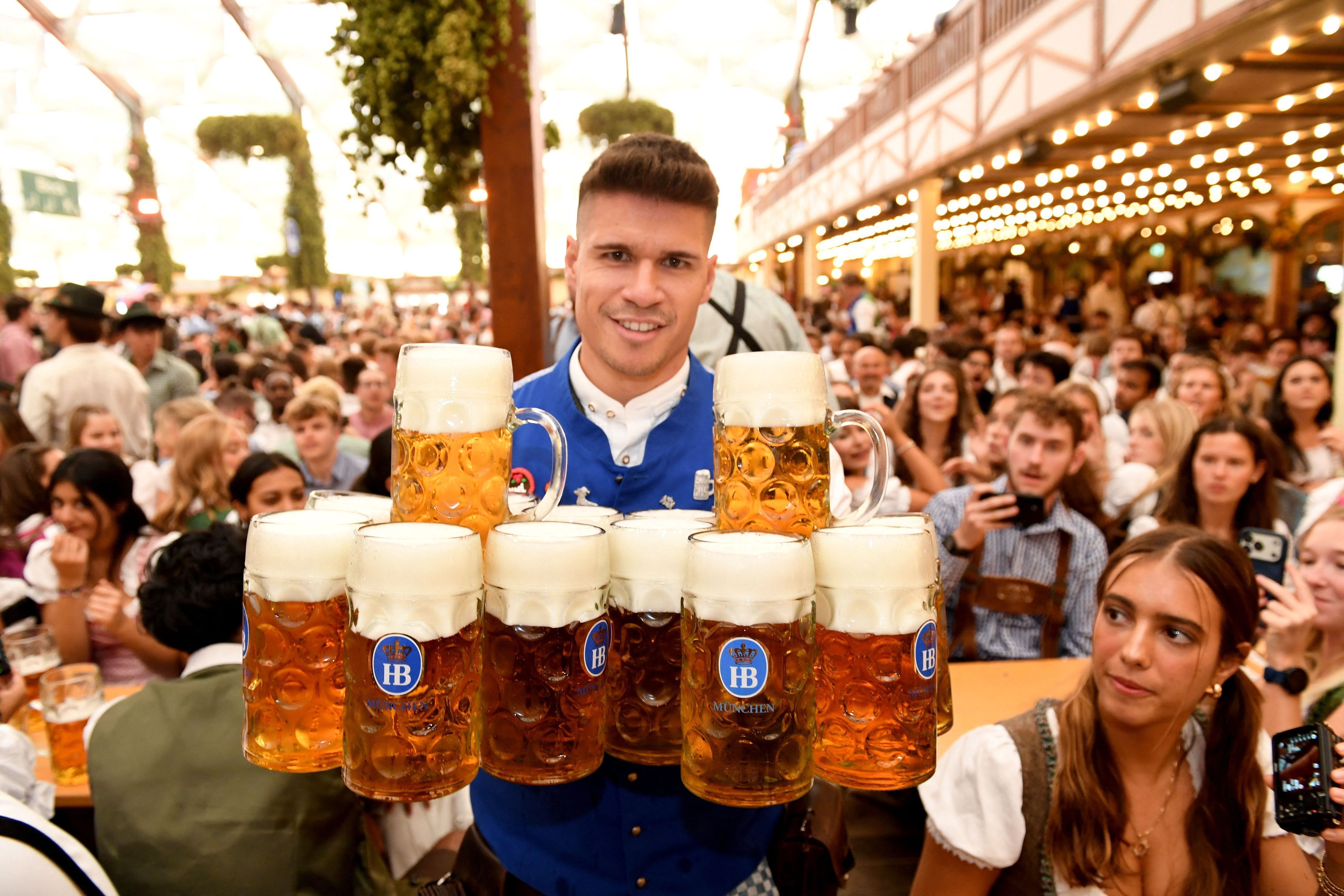 Eine Bedienung bring im Hofbräuzelt nach dem Anstich Bier zu den Gästen
