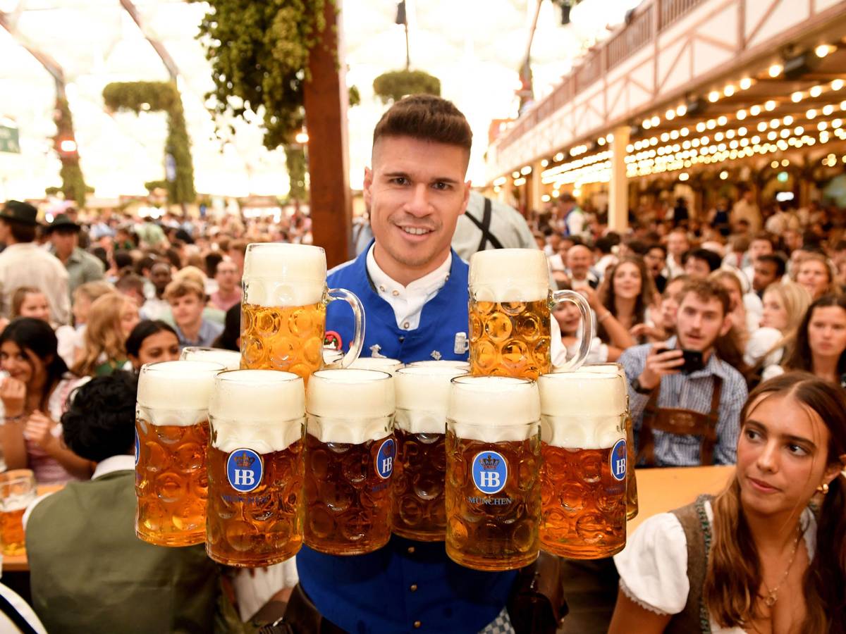 Eine Bedienung bring im Hofbräuzelt nach dem Anstich Bier zu den Gästen