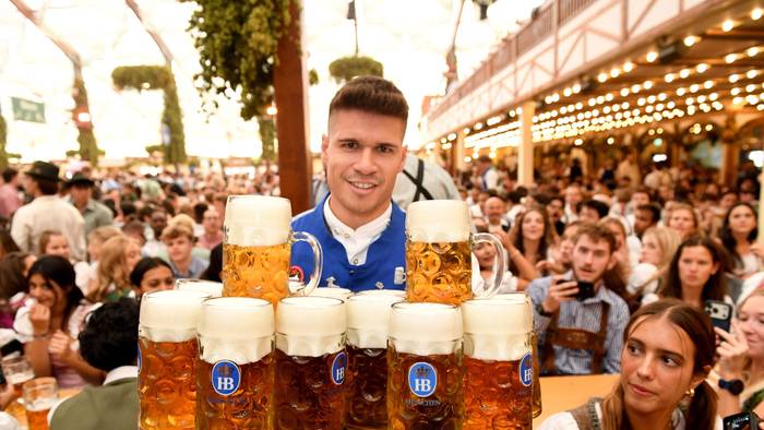 Eine Bedienung bring im Hofbräuzelt nach dem Anstich Bier zu den Gästen