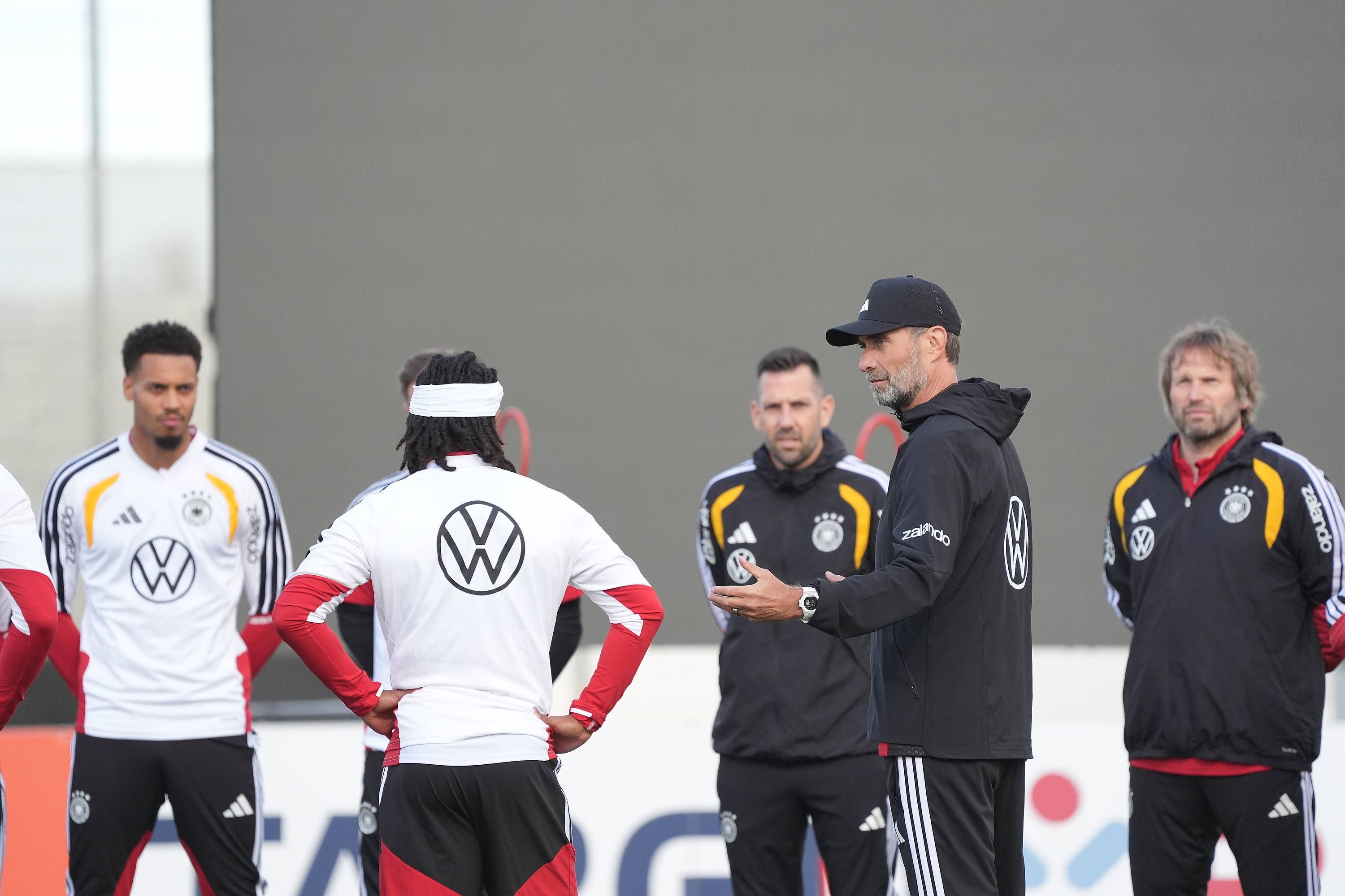 Jürgen Klopp spricht beim Training mit seinen Spielern.