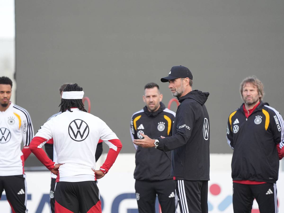 Jürgen Klopp spricht beim Training mit seinen Spielern.