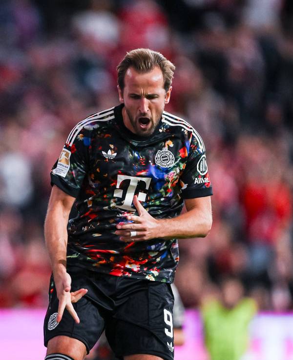 Harry Kane bejubelt seinen Treffer für den FC Bayern München.