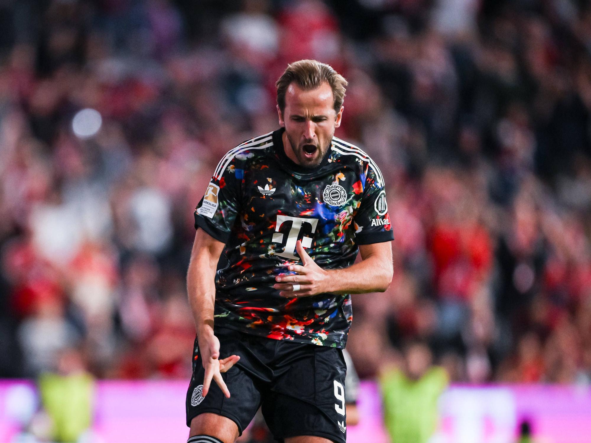 Harry Kane bejubelt seinen Treffer für den FC Bayern München.