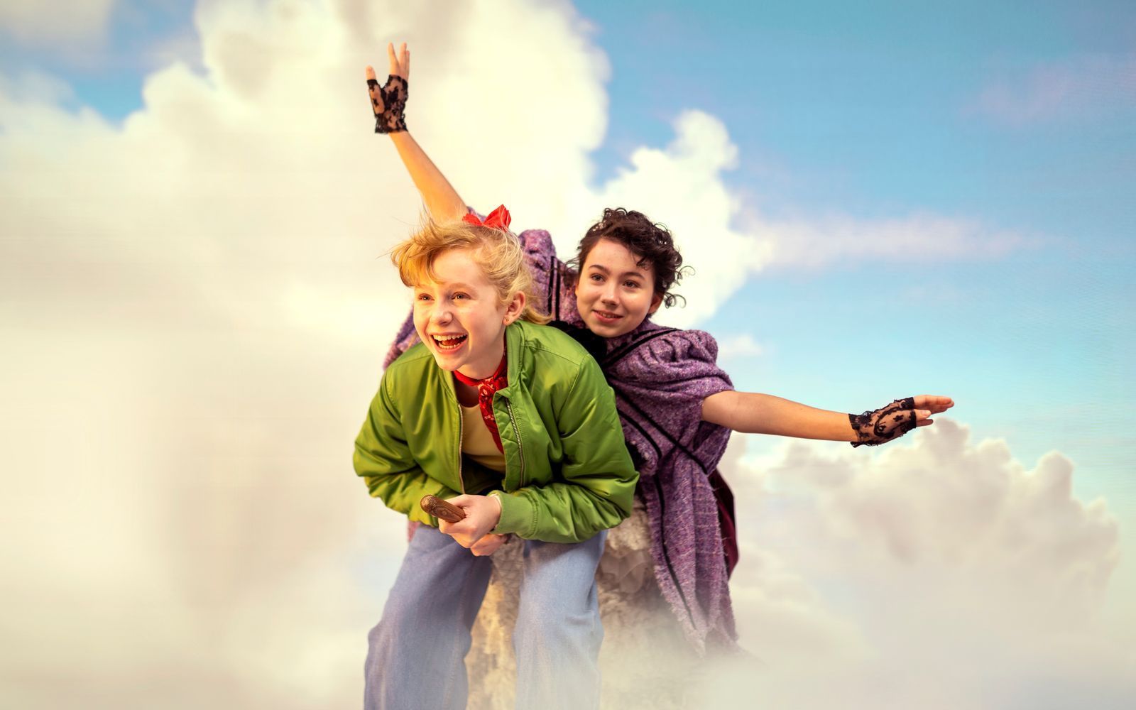 Bibi Blocksberg (Nala, links) zaubert sich in ihrem zweiten neuen Kino-Abenteuer wieder in ein ziemliches Chaos, findet in Fritzi von Klunkerburg (Carmen Diego) aber auch eine neue Freundin. (Bild: 2026 Wiedemann & Berg Film/Kiddinx Studios/EPO-Film/Leonine Licensing/Kurt Patzak)