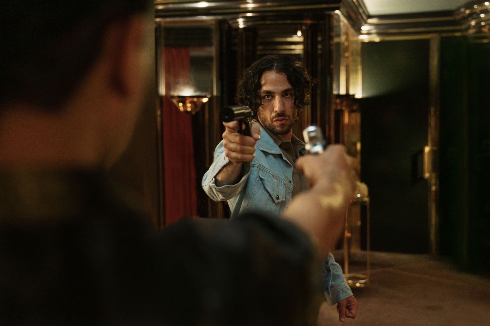 Ibrahim (Tariq Al-Saies, rechts) legt sich mit den Kriminellen im Berliner Untergrund an.  (Bild: 2026 Warner Bros.Discovery / W&B TV / Julia Terjung)
