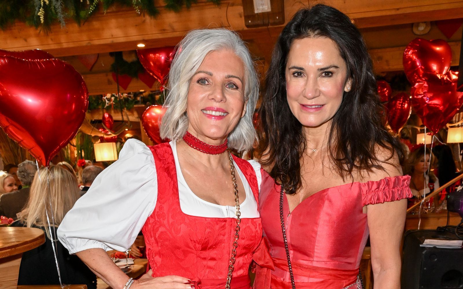Birgit Schrowange und Mariella Ahrens feierten bei der „Red Ladies Wiesn“ für den guten Zweck.  (Bild: Hannes Magerstaedt/Getty Images)
