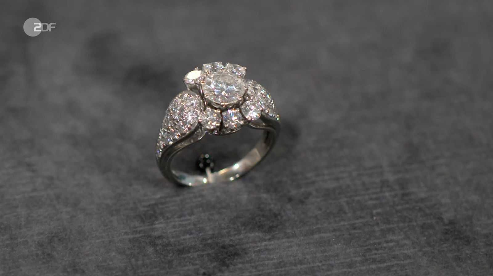 Ein opulenter Cluster-Ring aus 750er Weißgold mit 2,5 Karat Diamanten stammte von Julius Graef Söhne aus Idar-Oberstein und wurde von Heide Rezepa-Zabel in die 1960er-Jahre datiert. Die Expertin schätzte ihn auf 4.000 bis 4.500 Euro. Der Wunschpreis lag bei 3.000 Euro und Susanne Steiger sicherte sich den „Hochkaräter“ für 3.200 Euro. (Bild: ZDF)