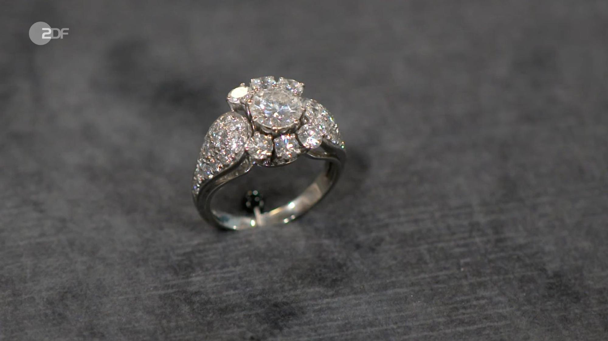 Ein opulenter Cluster-Ring aus 750er Weißgold mit 2,5 Karat Diamanten stammte von Julius Graef Söhne aus Idar-Oberstein und wurde von Heide Rezepa-Zabel in die 1960er-Jahre datiert. Die Expertin schätzte ihn auf 4.000 bis 4.500 Euro. Der Wunschpreis lag bei 3.000 Euro und Susanne Steiger sicherte sich den „Hochkaräter“ für 3.200 Euro. (Bild: ZDF)