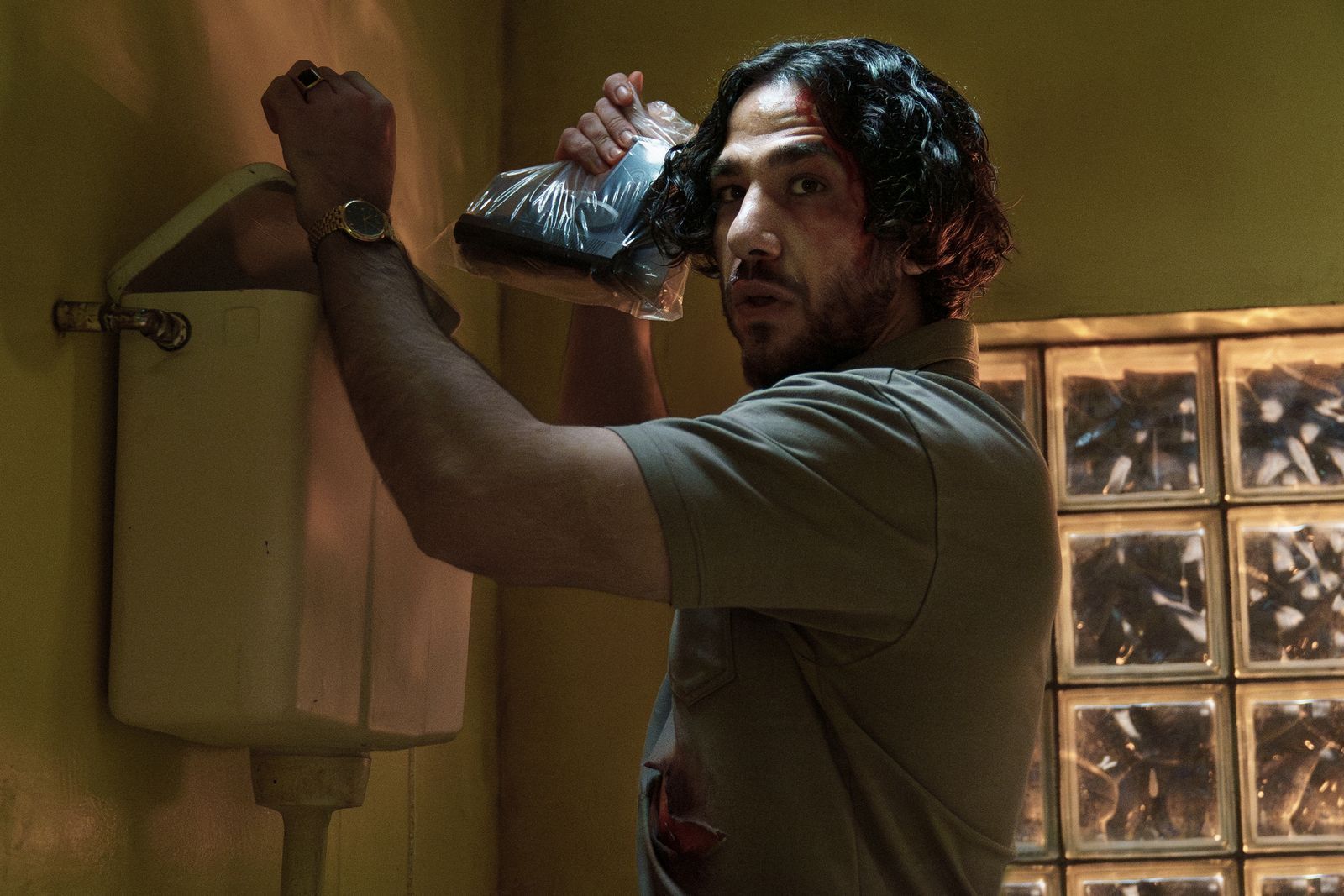 Ibrahim (Tariq Al-Saies) verstrickt sich immer tiefer in den Drogenhandel. (Bild: 2026 Warner Bros.Discovery / W&B TV / Julia Terjung)