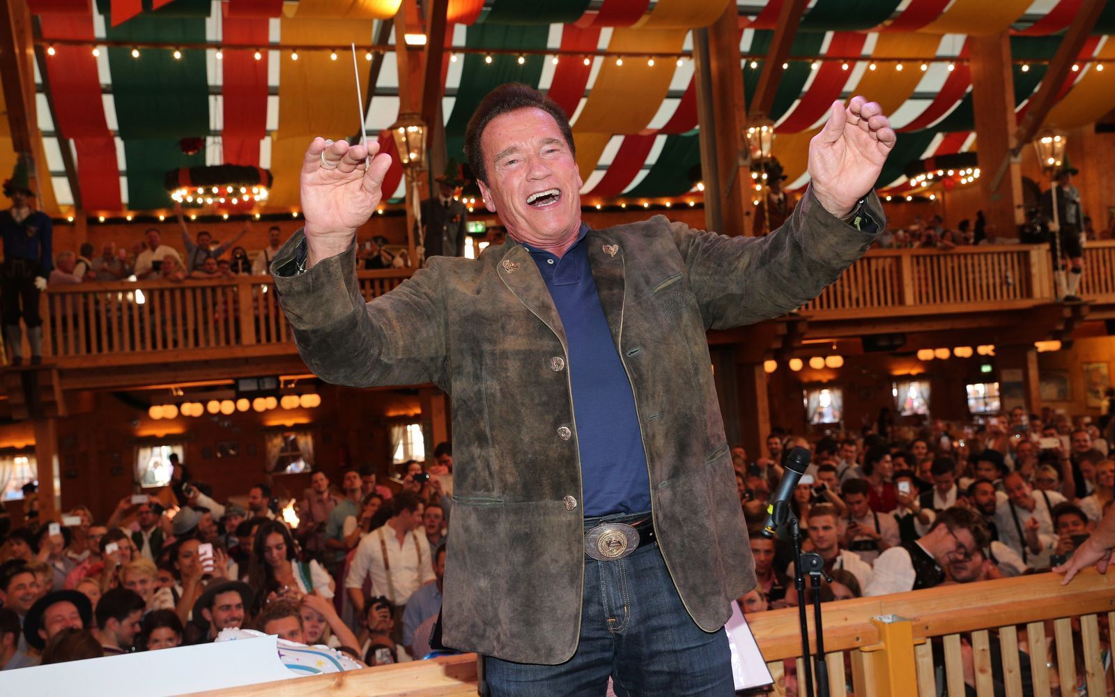 Arnold Schwarzenegger - hier 2016 bei seinem Auftritt im Schützenzelt - ist auf der Wiesn Stammgast.  (Bild: Gisela Schober/Getty Images)