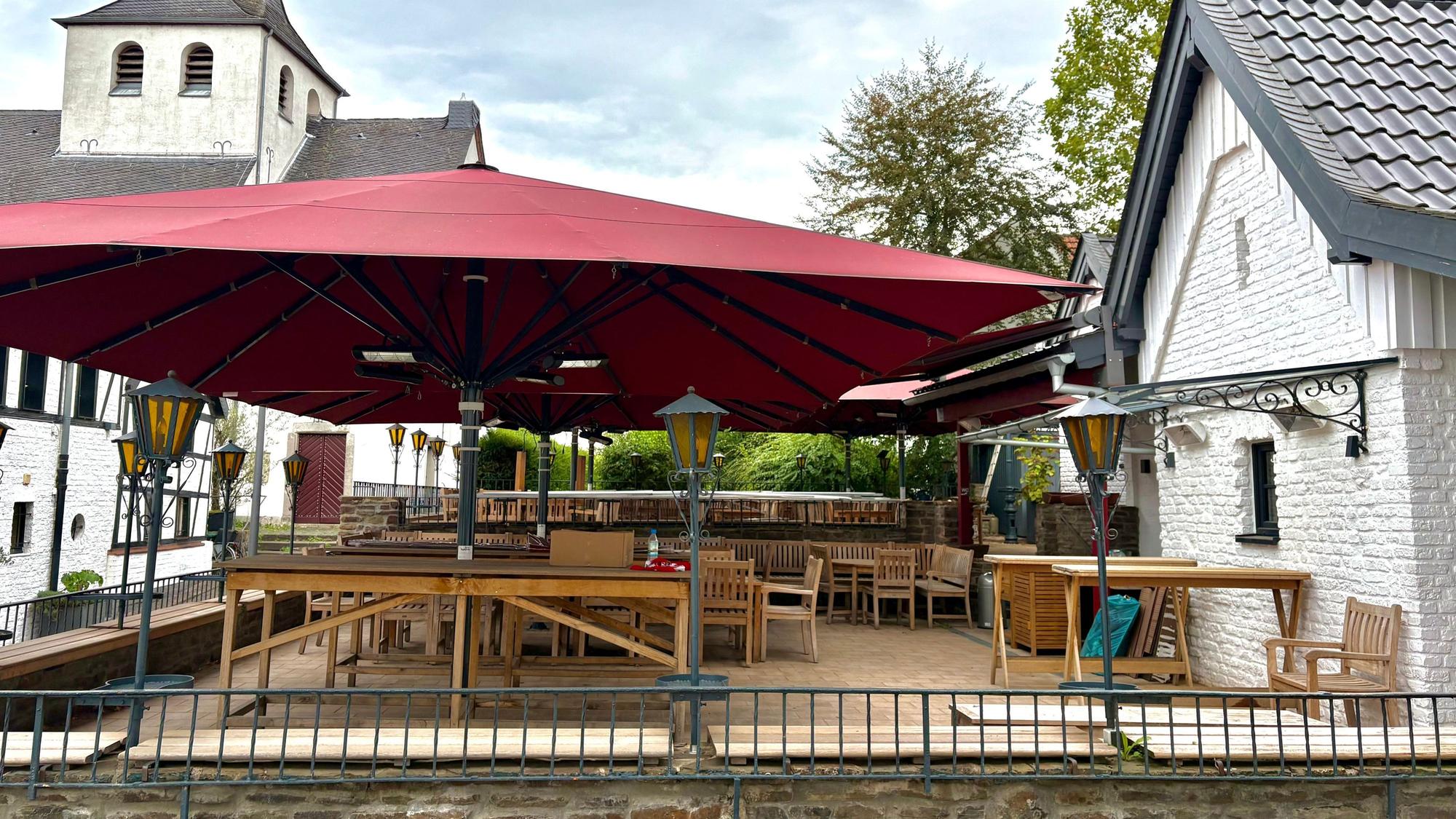Die Terrasse der Gaststätte Treppchen in Rodenkirchen in Köln.