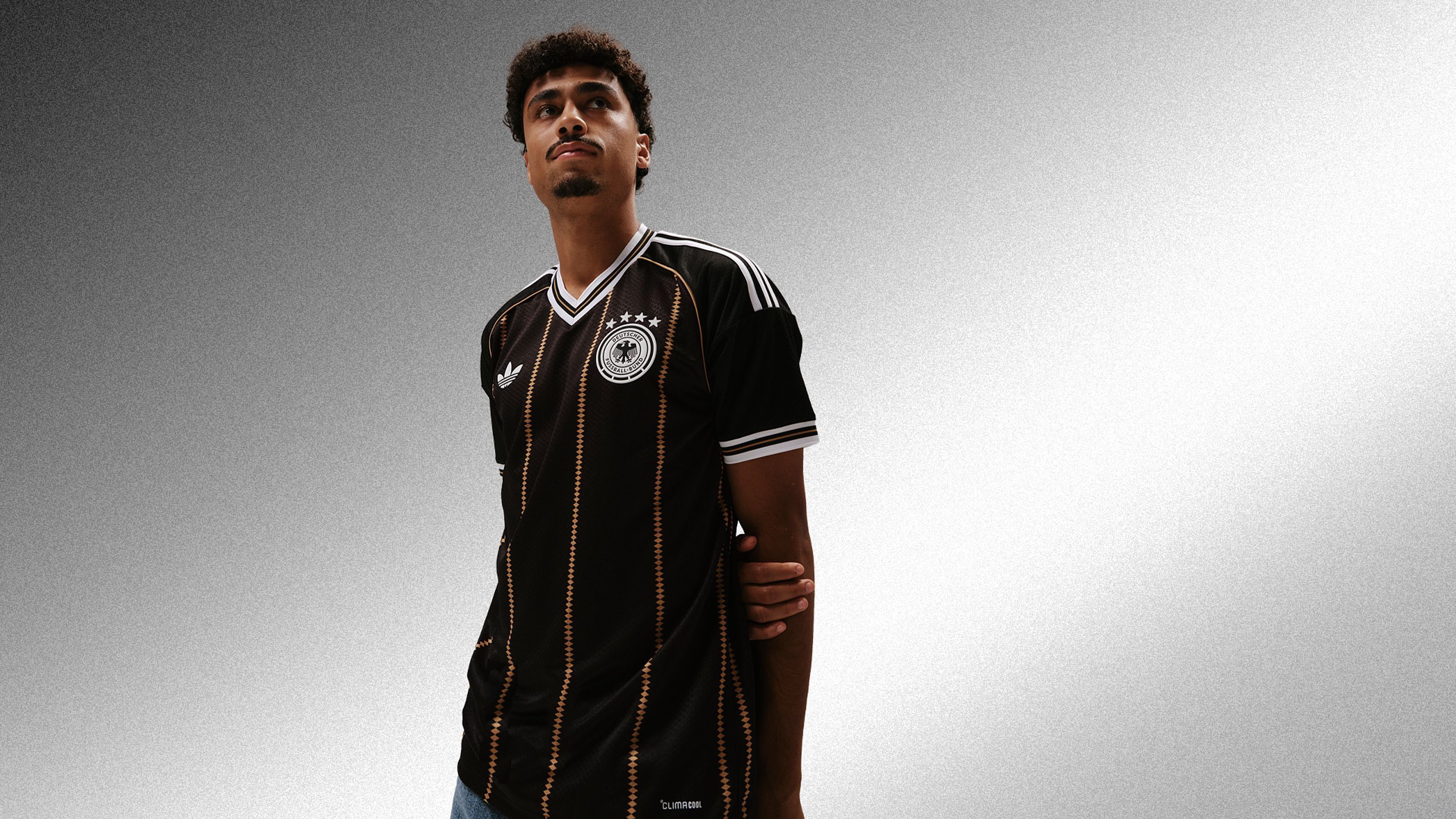 Nathaniel Brown (Deutschland) trägt das schwarze Abschiedstrikot von Adidas.