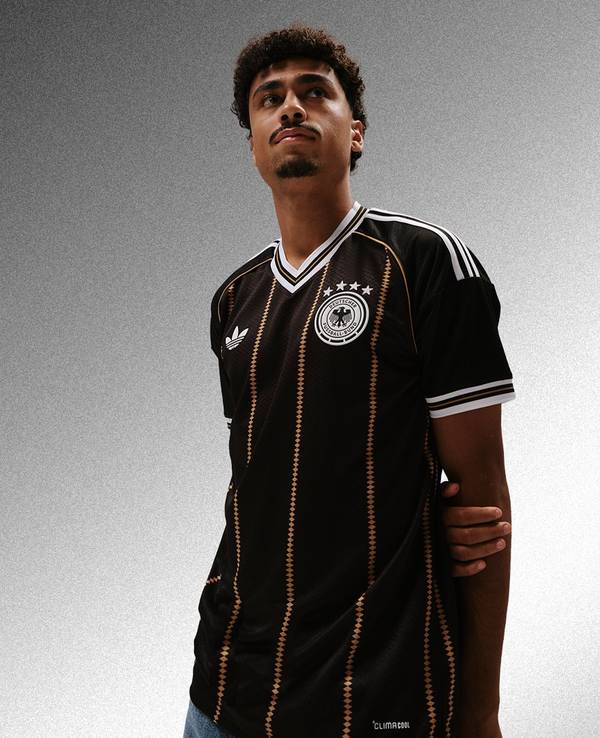 Nathaniel Brown (Deutschland) trägt das schwarze Abschiedstrikot von Adidas.