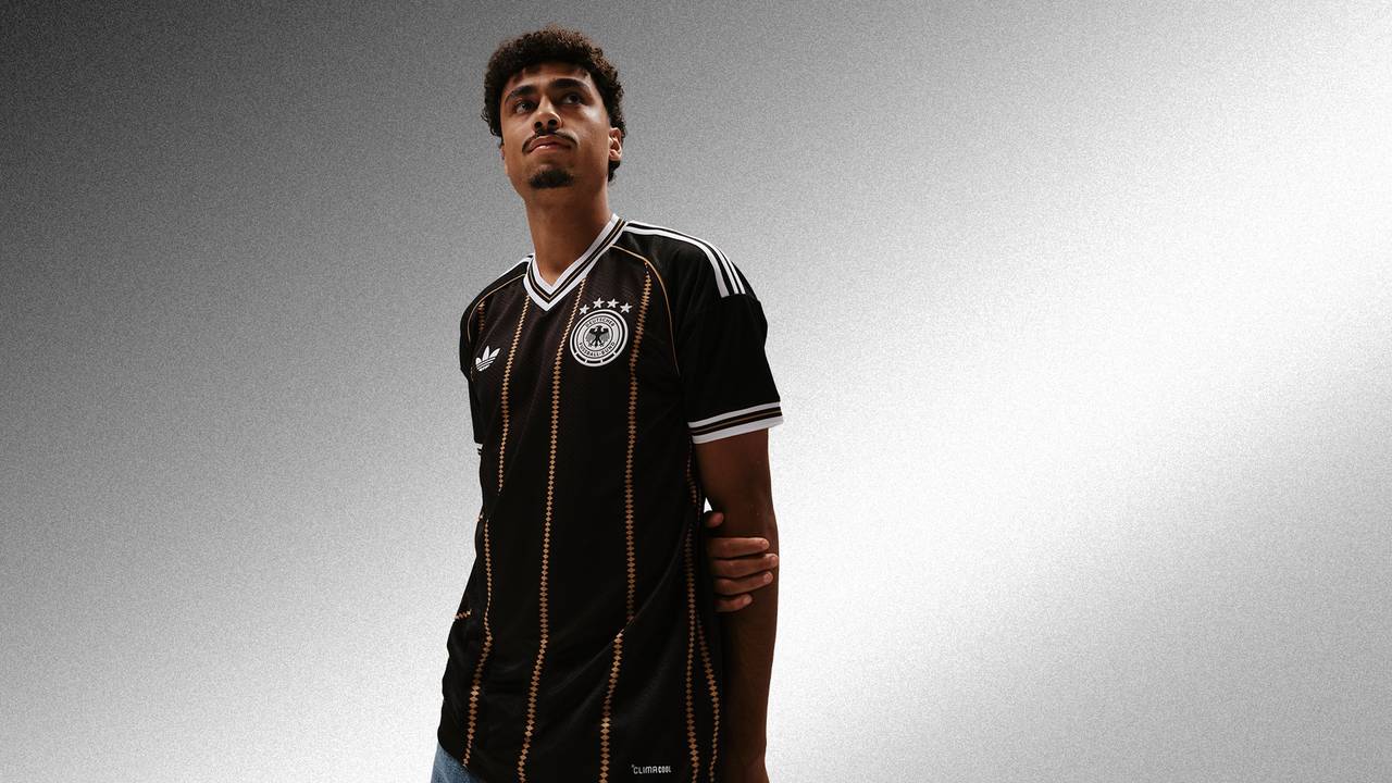 Nathaniel Brown (Deutschland) trägt das schwarze Abschiedstrikot von Adidas.