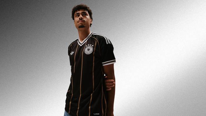 Nathaniel Brown (Deutschland) trägt das schwarze Abschiedstrikot von Adidas.