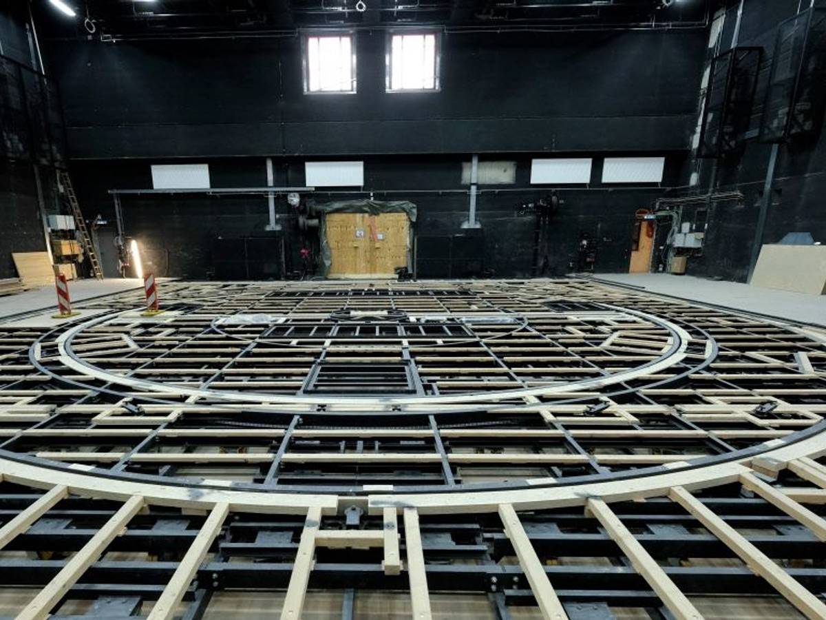 Blick ins Kölner Opernhaus. Kurz vor der Premiere streikt die Technik.
