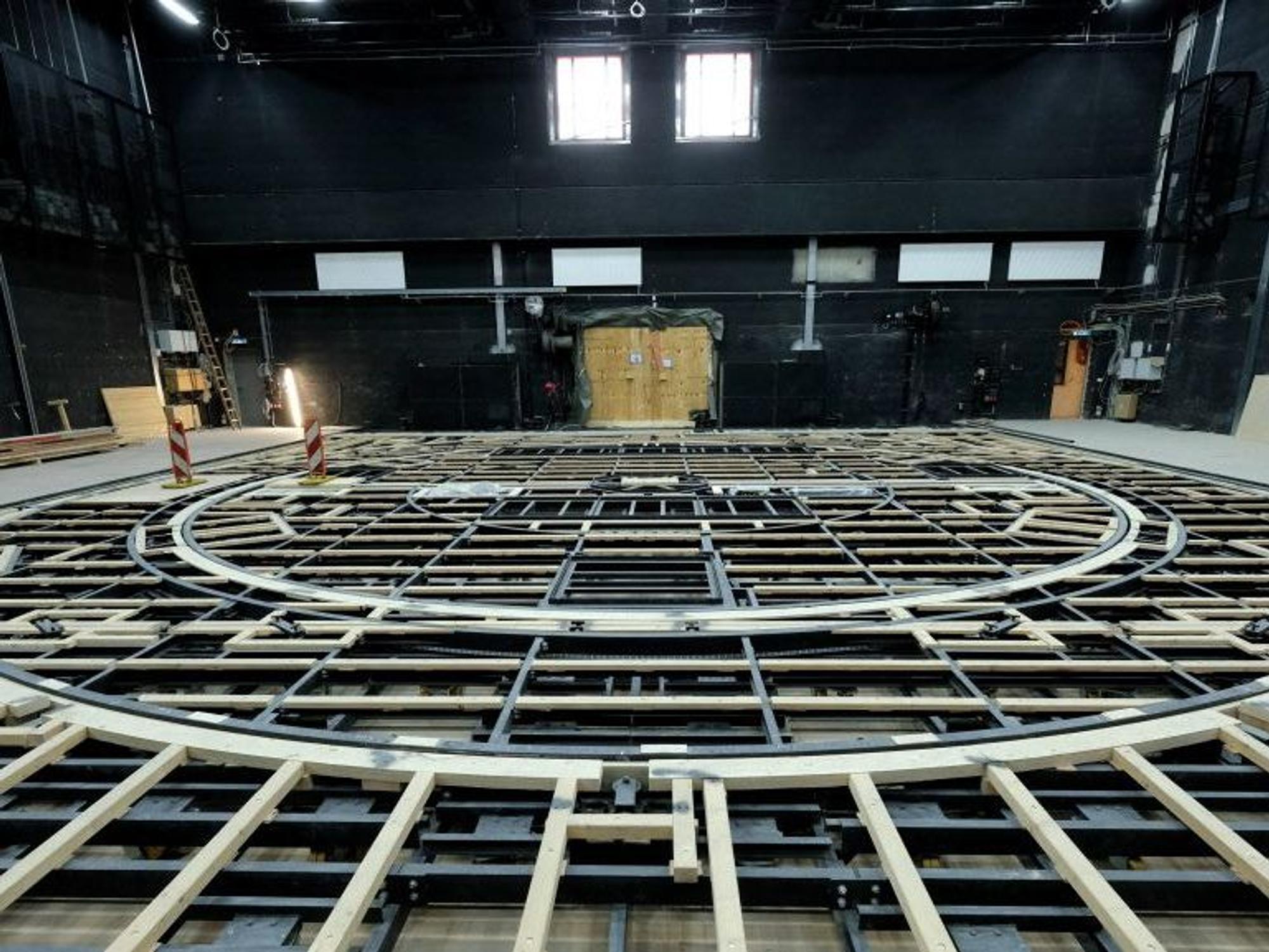 Blick ins Kölner Opernhaus. Kurz vor der Premiere streikt die Technik.