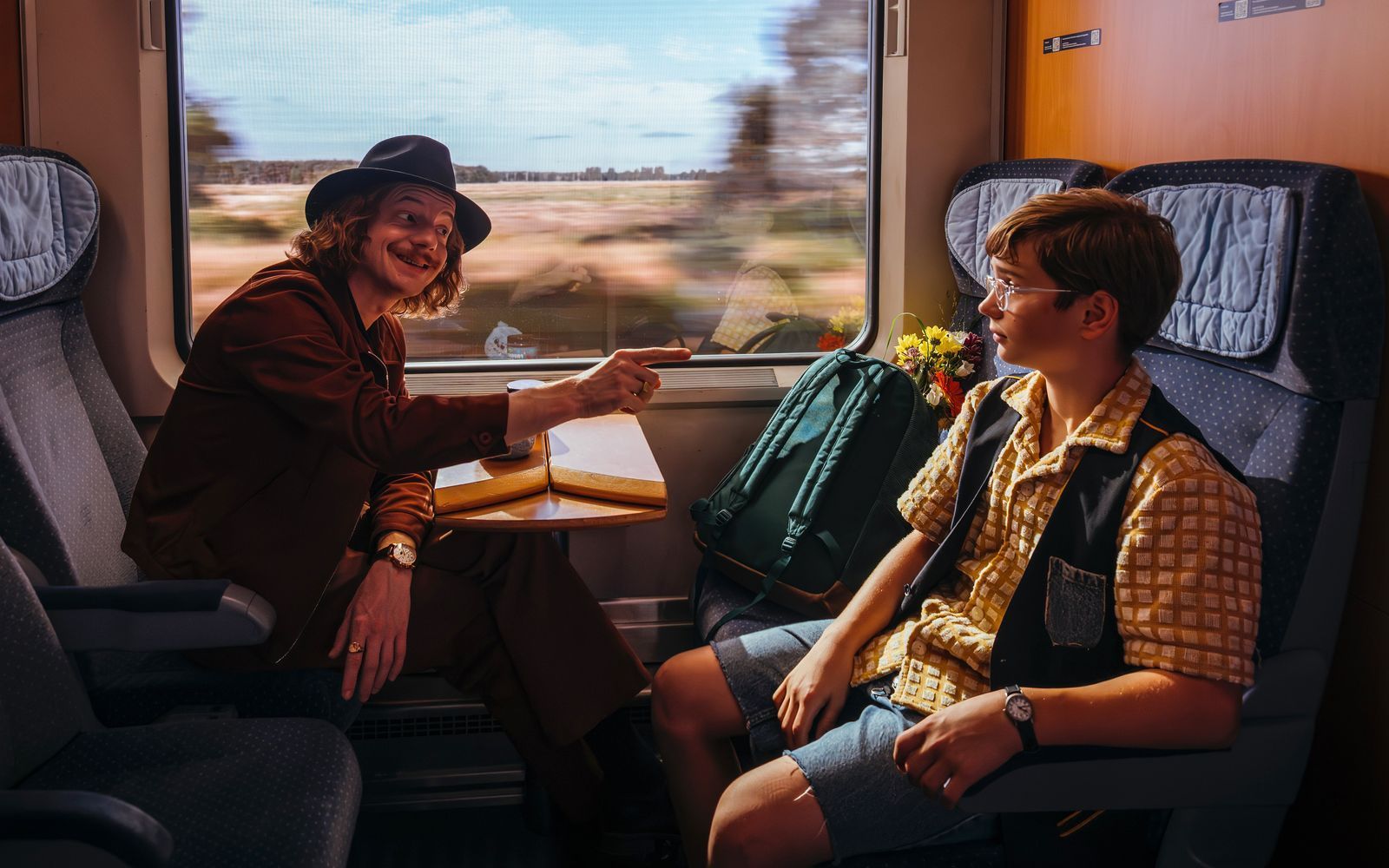 Emil (Nicholas Jonah Peter, rechts) trifft im Zug auf den schmierigen Ganoven Max Grundeis (Merlin Sandmeyer) - eine Begegnung, die er noch bereuen wird. (Bild: Warner Bros. Film Productions Germany/UFA Fiction/UFA Mitte/Xiomara Bender)