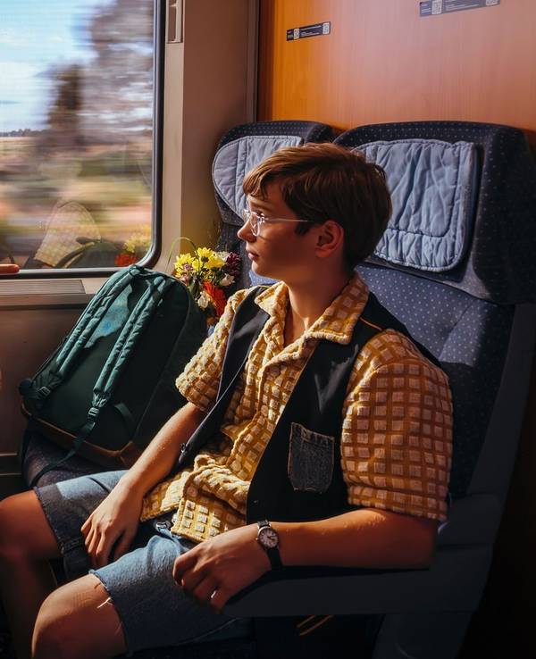 Emil (Nicholas Jonah Peter, rechts) trifft im Zug auf den schmierigen Ganoven Max Grundeis (Merlin Sandmeyer) - eine Begegnung, die er noch bereuen wird. (Bild: Warner Bros. Film Productions Germany/UFA Fiction/UFA Mitte/Xiomara Bender)
