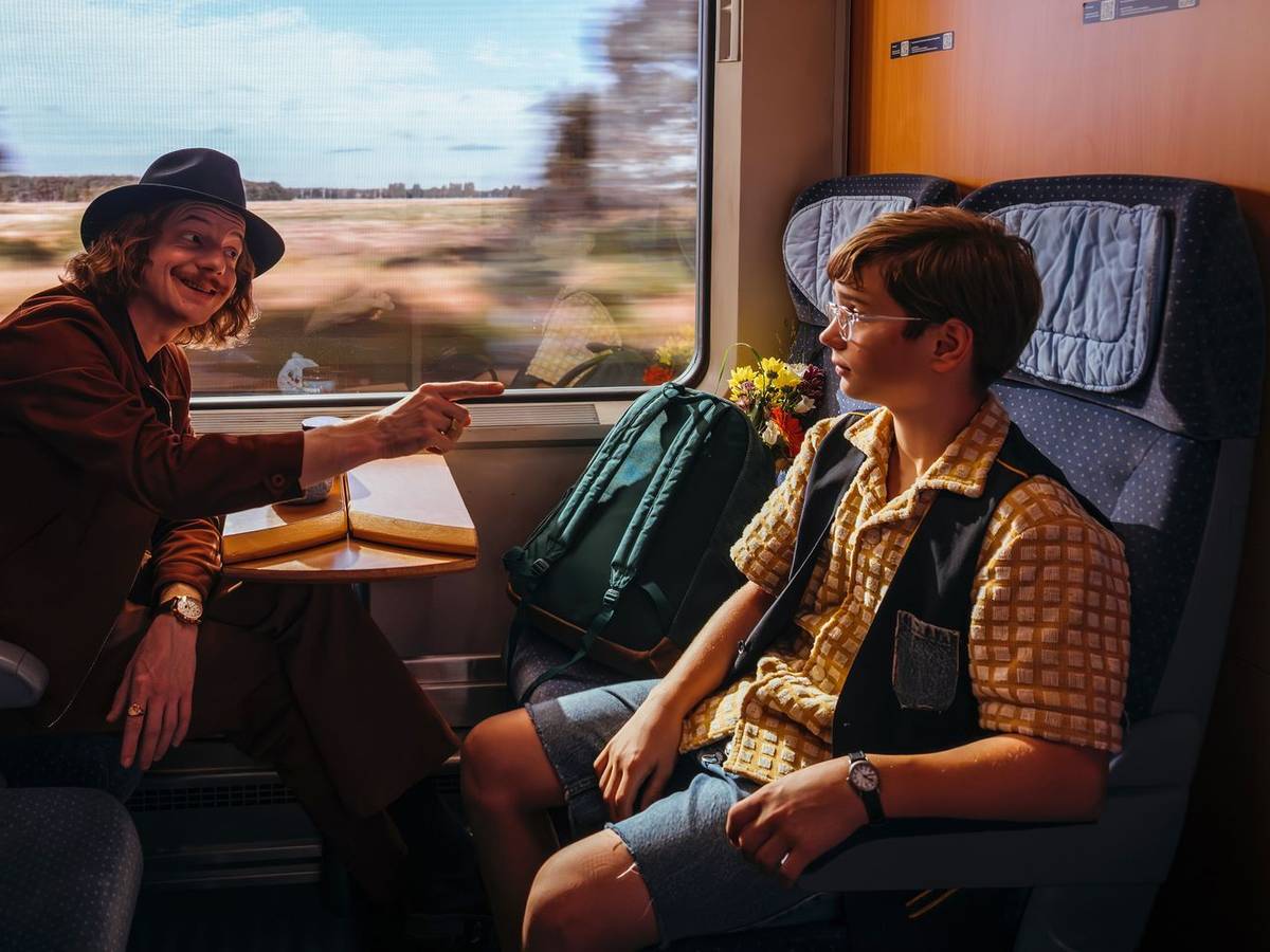 Emil (Nicholas Jonah Peter, rechts) trifft im Zug auf den schmierigen Ganoven Max Grundeis (Merlin Sandmeyer) - eine Begegnung, die er noch bereuen wird. (Bild: Warner Bros. Film Productions Germany/UFA Fiction/UFA Mitte/Xiomara Bender)