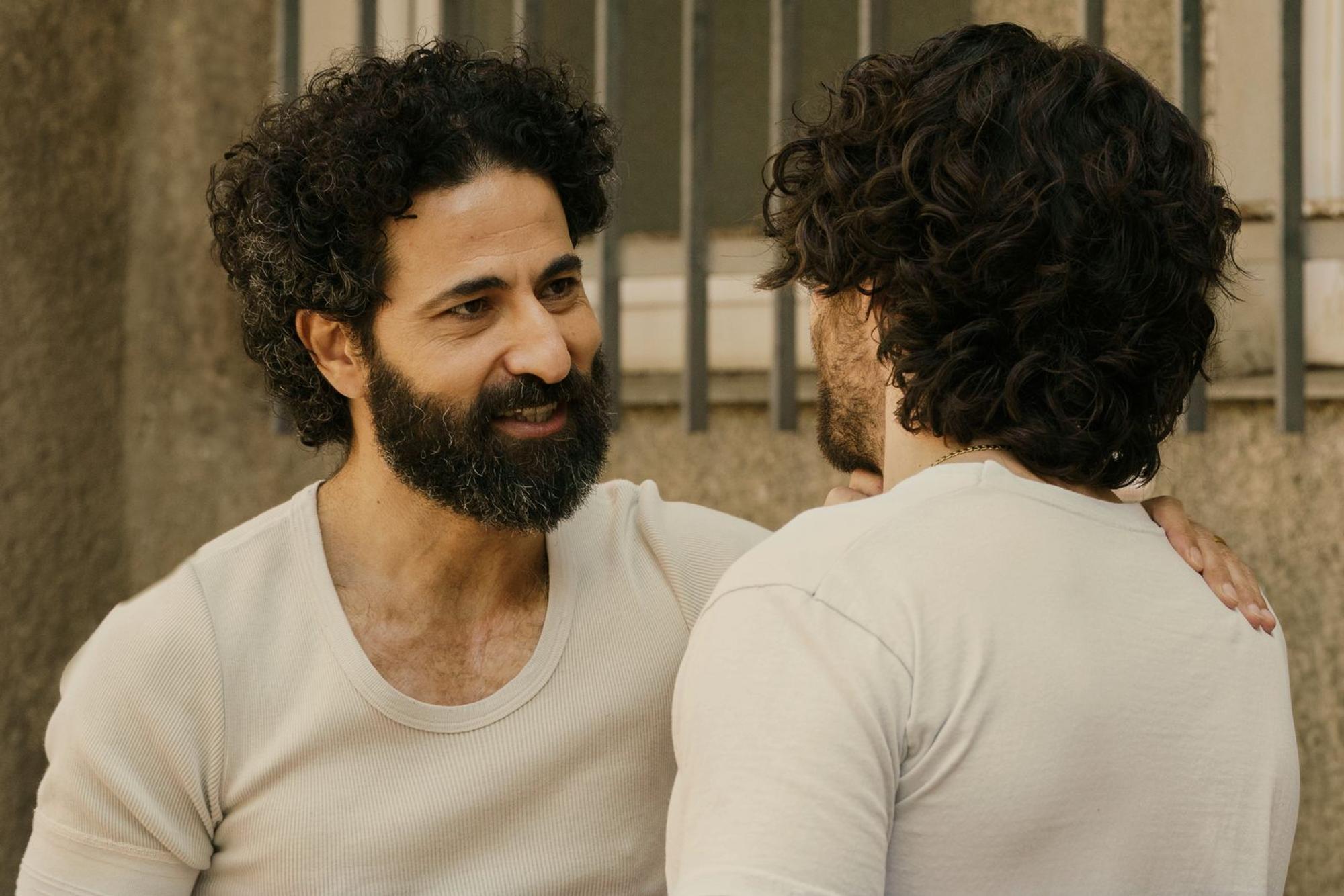 Malik (Rami Fadel Khalaf, links) freut sich über das Wiedersehen mit Ibrahim (Tariq Al-Saies) - zunächst jedenfalls. (Bild: 2026 Warner Bros.Discovery / W&B TV / Julia Terjung)