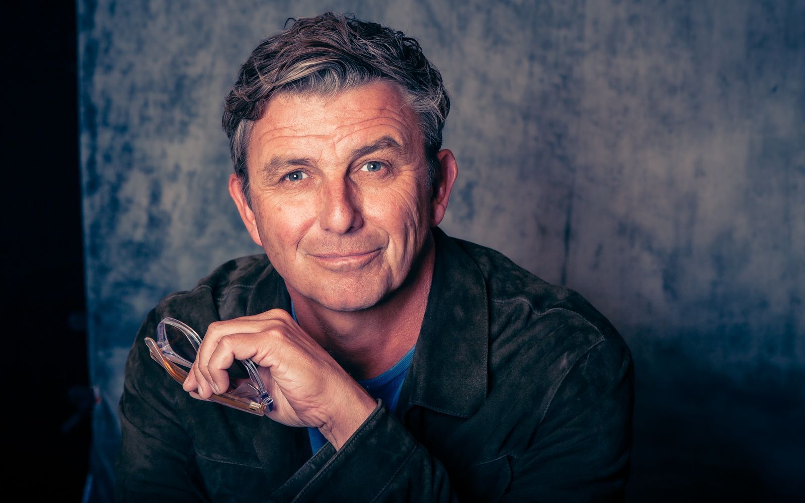 Seit fast 20 Jahren spielt Hans Sigl den Publikumsliebling Dr. Martin Gruber in der ZDF-Serie „Der Bergdoktor“. Nun wagt der 57-Jährige mit einem eigenen Podcast (wöchentlich ab Mittwoch, 23. September) ein neues Projekt. (Bild: Susanne Sigl / Fotowunder)