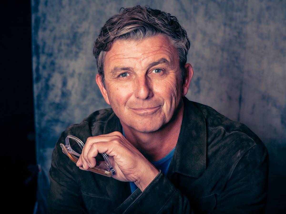 Seit fast 20 Jahren spielt Hans Sigl den Publikumsliebling Dr. Martin Gruber in der ZDF-Serie „Der Bergdoktor“. Nun wagt der 57-Jährige mit einem eigenen Podcast (wöchentlich ab Mittwoch, 23. September) ein neues Projekt. (Bild: Susanne Sigl / Fotowunder)