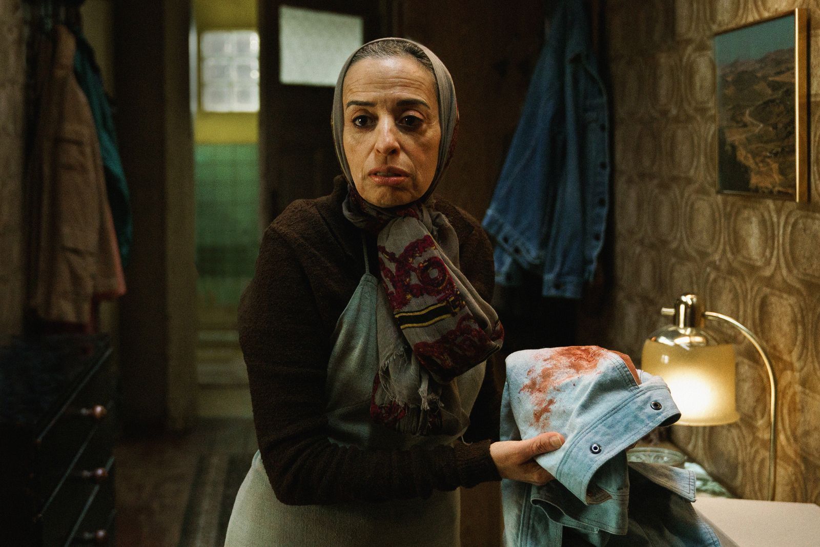 Großmutter Hanin (Fatima Khanfour) hält den Familienladen zusammen - noch. (Bild: 2026 Warner Bros.Discovery / W&B TV / Julia Terjung)