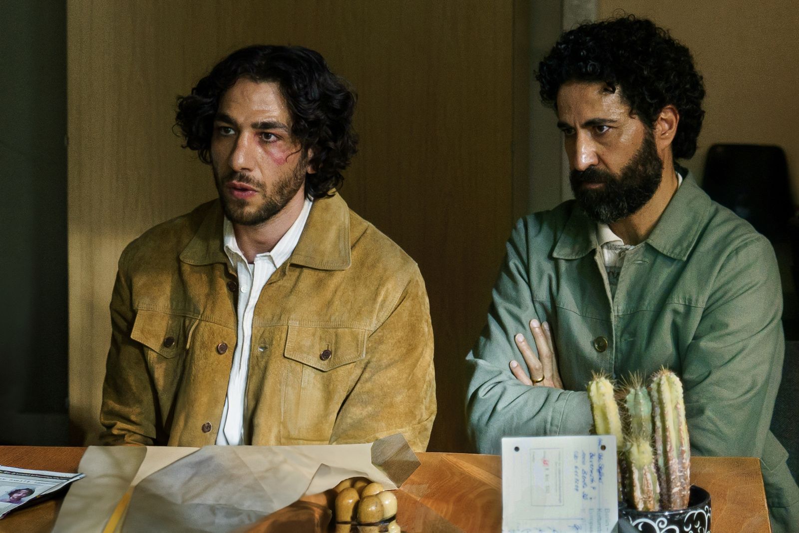 Malik (Rami Fadel Khalaf, rechts) will Schwager Ibrahim (Tariq Al-Saies) beim Start in Deutschland helfen. (Bild: 2026 Warner Bros.Discovery / W&B TV / Julia Terjung)