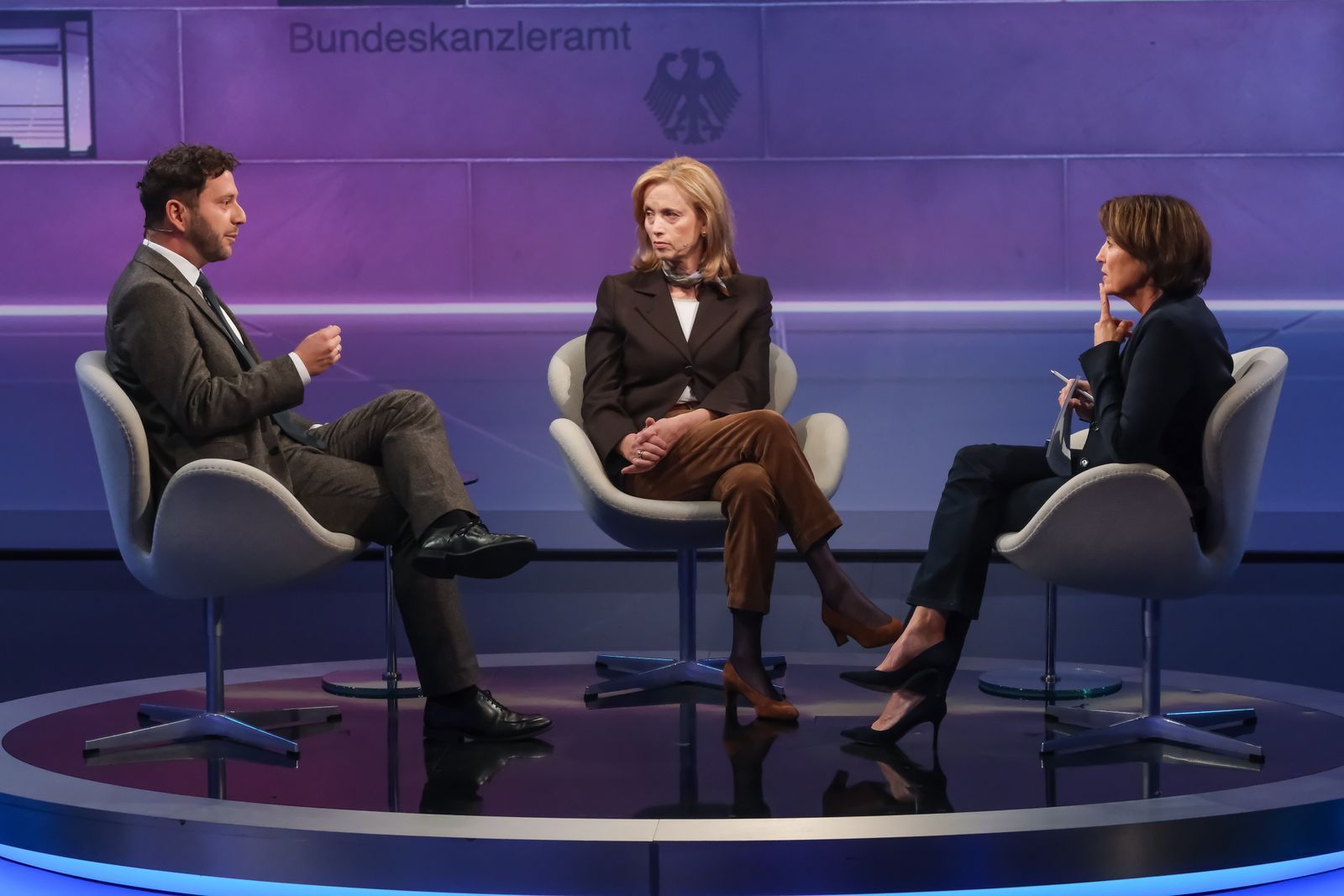 Sandra Maischberger (rechts) sprach mit Felix Banaszak und Karin Prien auch über die Bundespolitik. (Bild: WDR / Oliver Ziebe)
