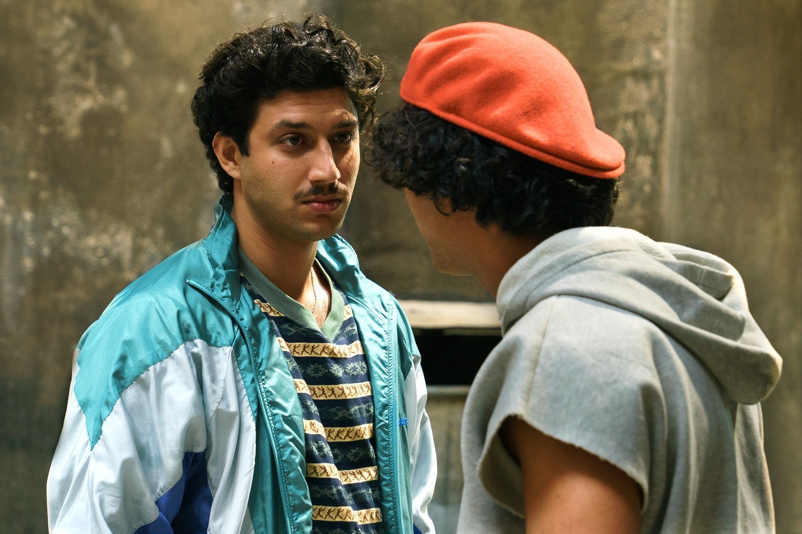 Die Brüder Abbas (Soufiane El Mesaudi, rechts) und Ali (Tareq Nassery) schlagen sich im Berlin-Neukölln der 90er-Jahre durch. (Bild: 2026 Warner Bros.Discovery / W&B TV / Julia Terjung)