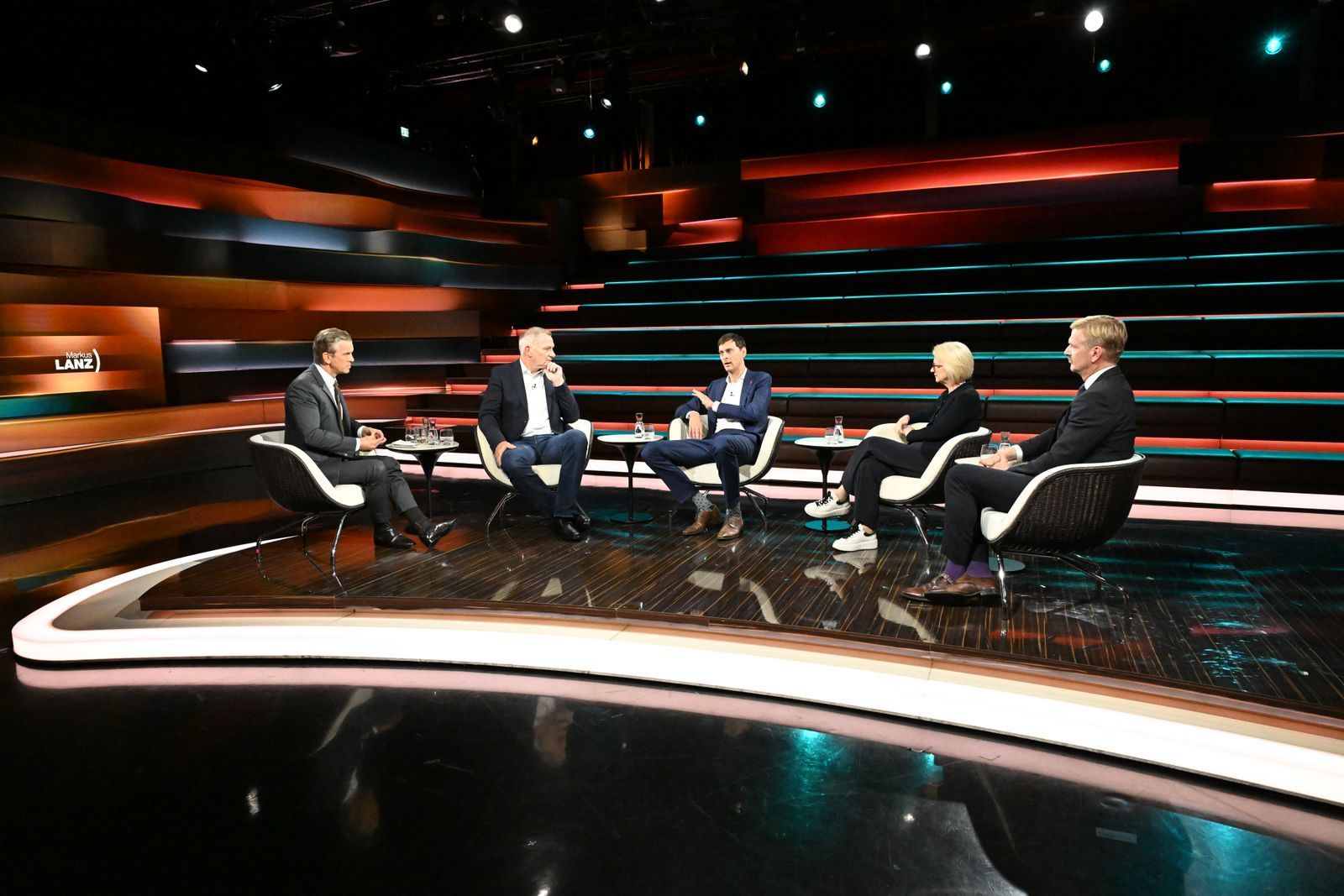 Am Dienstagabend diskutierte Markus Lanz (links) mit Linken-Politiker Jan van Aken (zweiter von links), SPD-Politiker Martin Hikel (Mitte), Ökonomin Monika Schnitzer (zweite von rechts) und Journalist Gordon Repinski. (Bild: ZDF / Cornelia Lehmann)