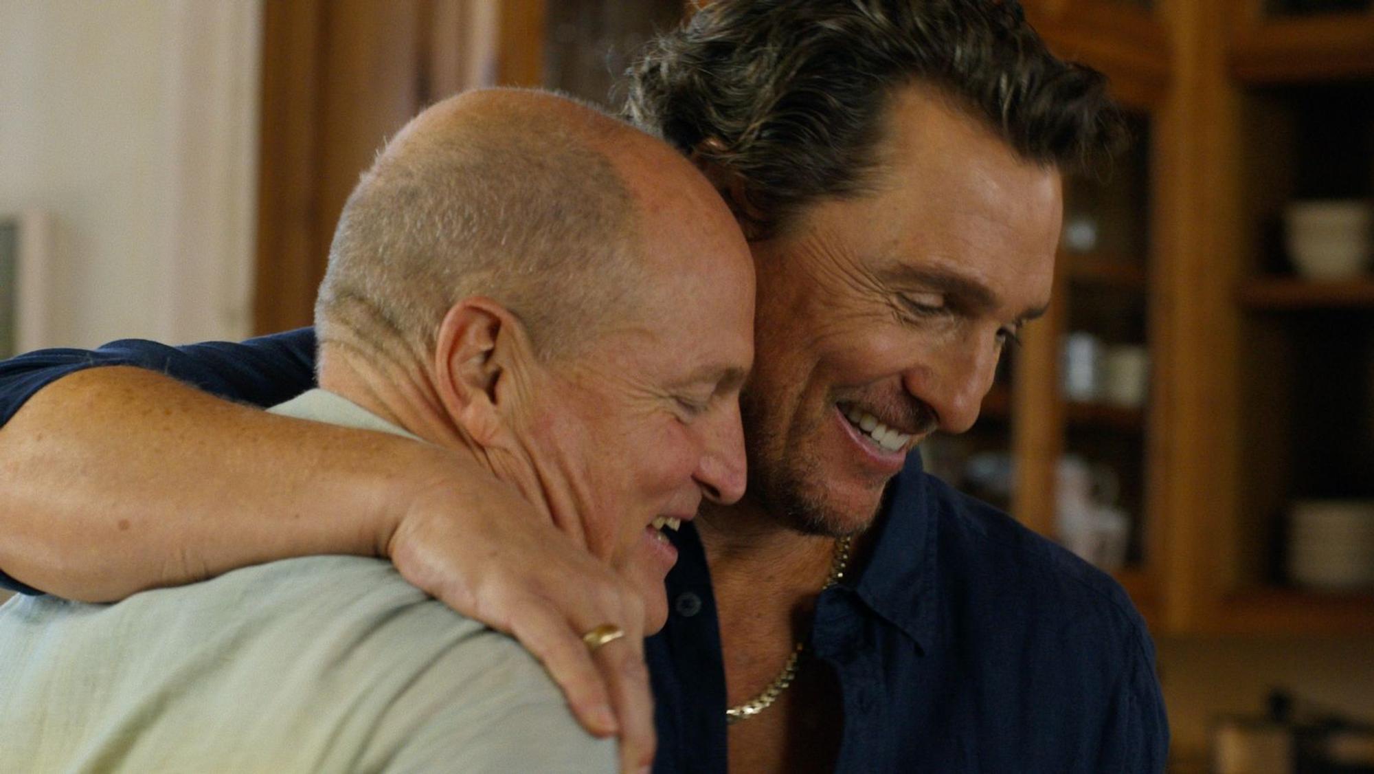 Woody Harrelson (links) und Matthew McConaughey machen sich über das Gerücht, sie seien Brüder, und mehr noch über sich selbst lustig.
(Bild: © Apple TV)