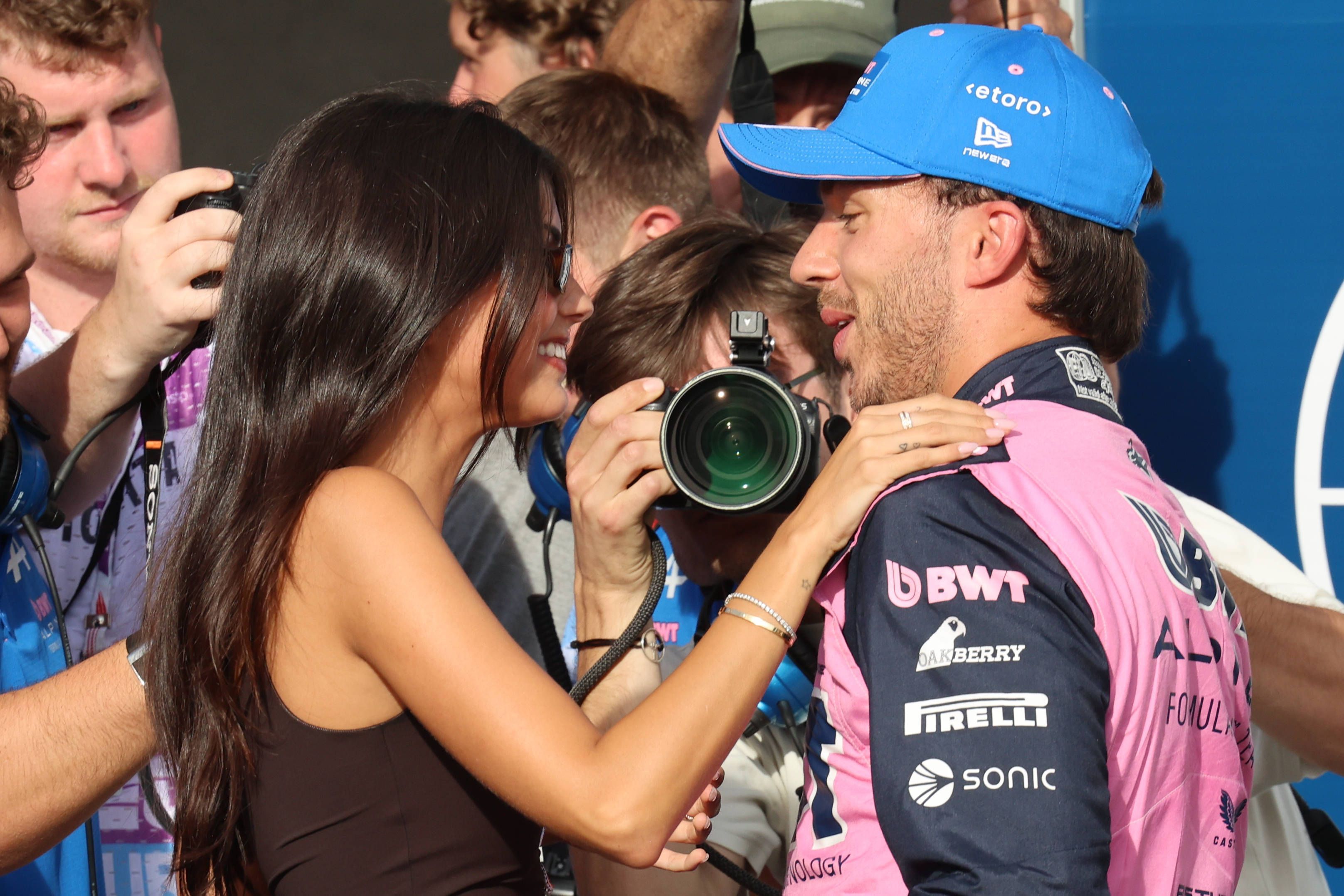 Formel-1-Pilot Pierre Gasly und seine Freundin Francisca Cerqueira stehen nach einem Rennen zusammen.