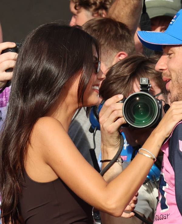 Formel-1-Pilot Pierre Gasly und seine Freundin Francisca Cerqueira stehen nach einem Rennen zusammen.