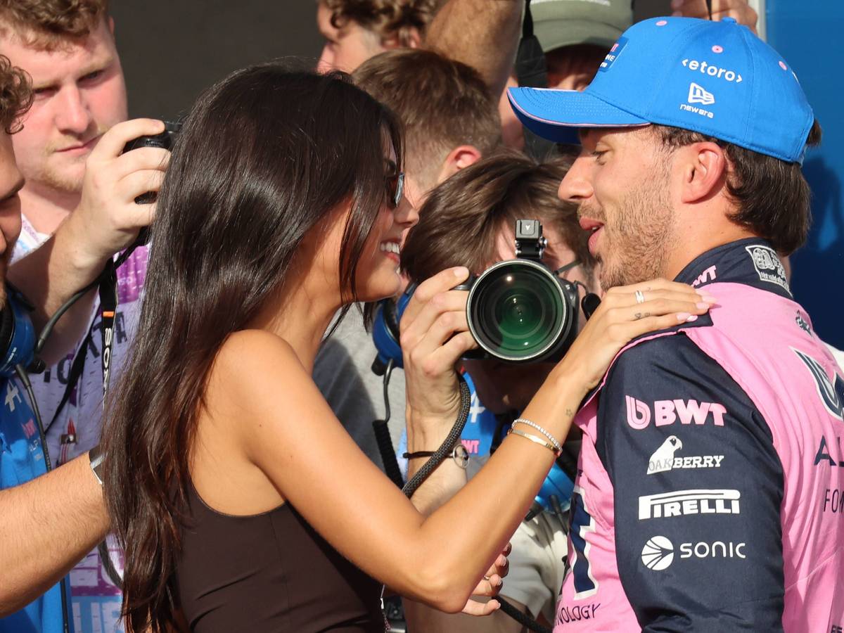 Formel-1-Pilot Pierre Gasly und seine Freundin Francisca Cerqueira stehen nach einem Rennen zusammen.
