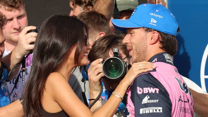 Formel-1-Pilot Pierre Gasly und seine Freundin Francisca Cerqueira stehen nach einem Rennen zusammen.