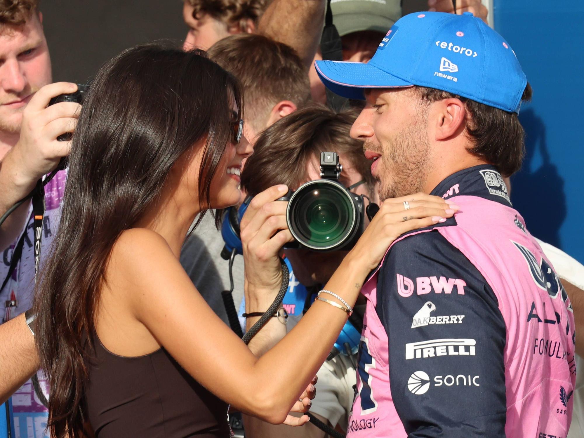 Formel-1-Pilot Pierre Gasly und seine Freundin Francisca Cerqueira stehen nach einem Rennen zusammen.