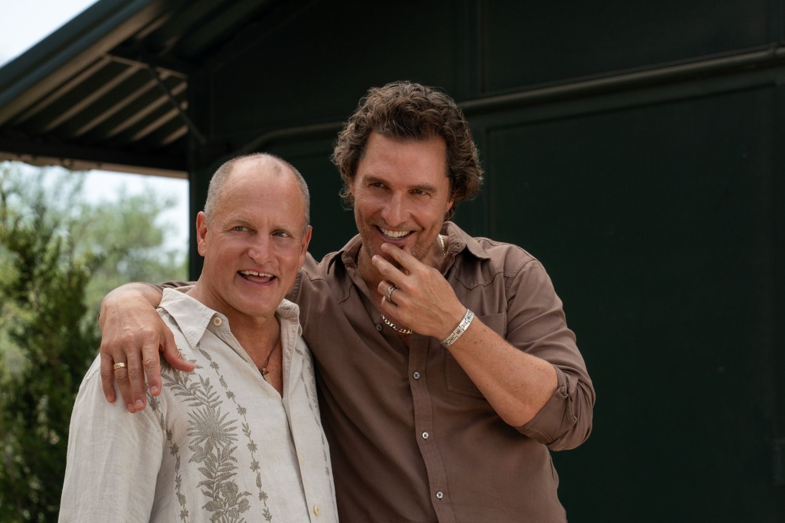 Sie lachen vor allem über sich selbst: Woody Harrelson (links) und Matthew McConaughey wollen bei Apple TV herausfinden, ob sie „Brothers“ sind. (Bild: © Apple TV | Ryan Green)