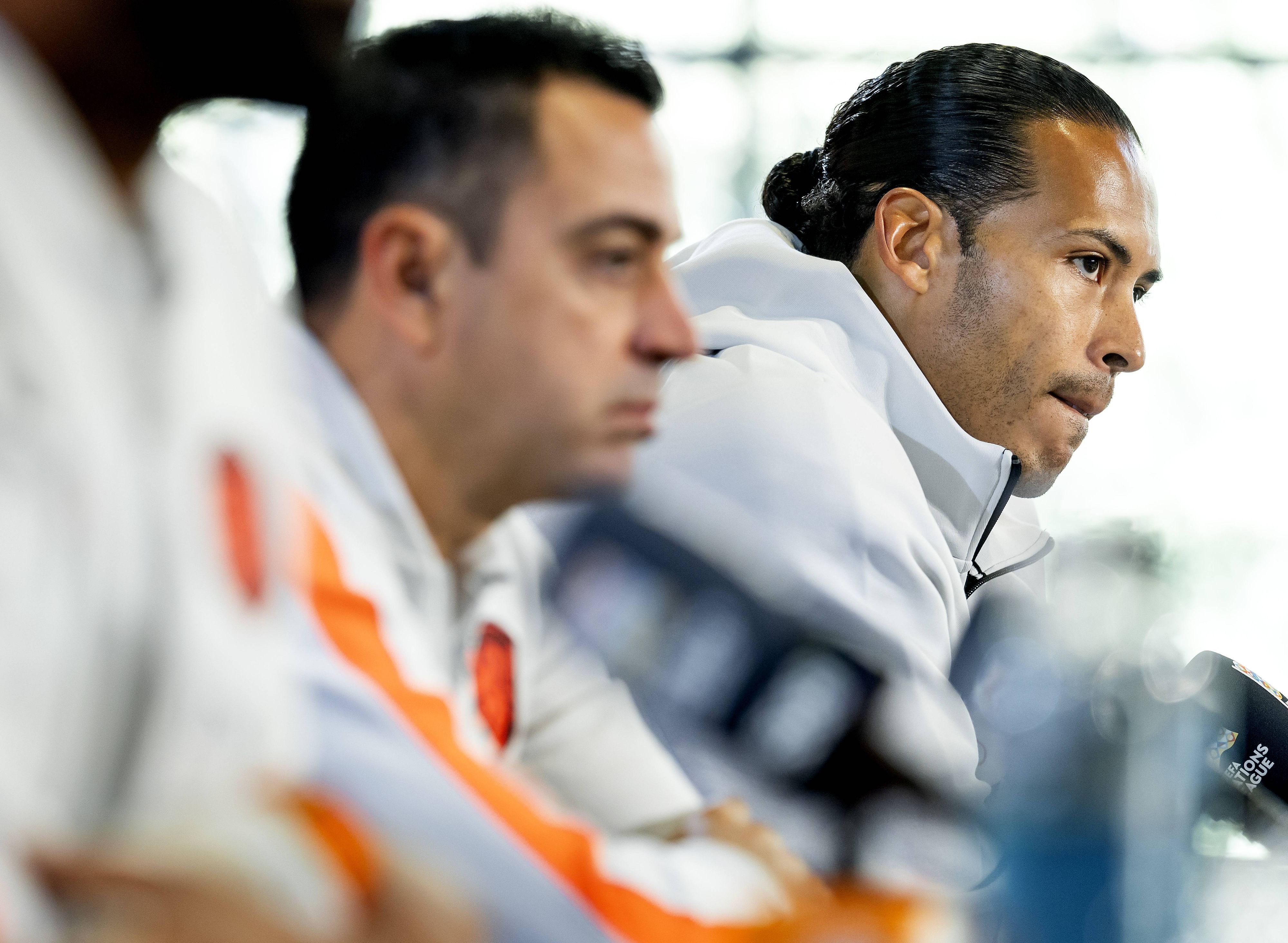 Virgil van Dijk und Xabi bei einer Pressekonferenz.