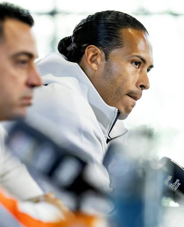 Virgil van Dijk und Xabi bei einer Pressekonferenz.