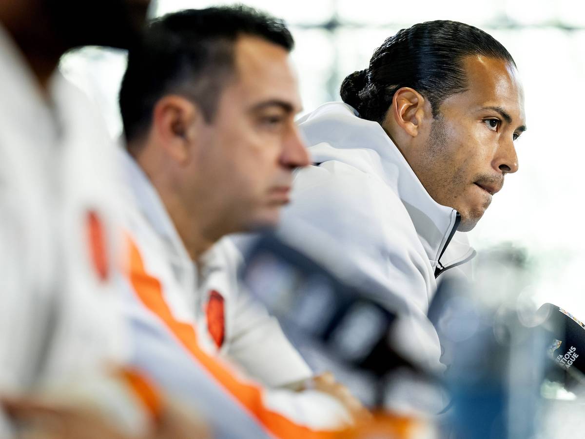 Virgil van Dijk und Xabi bei einer Pressekonferenz.